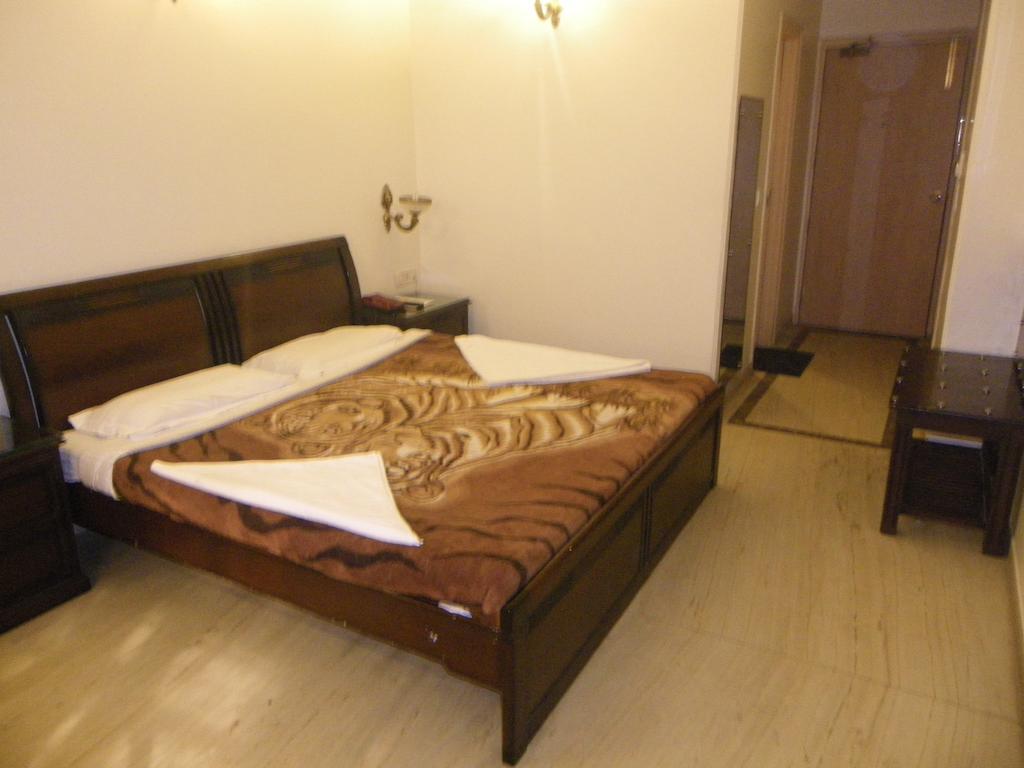 Srīnagar Hotel Grand City מראה חיצוני תמונה